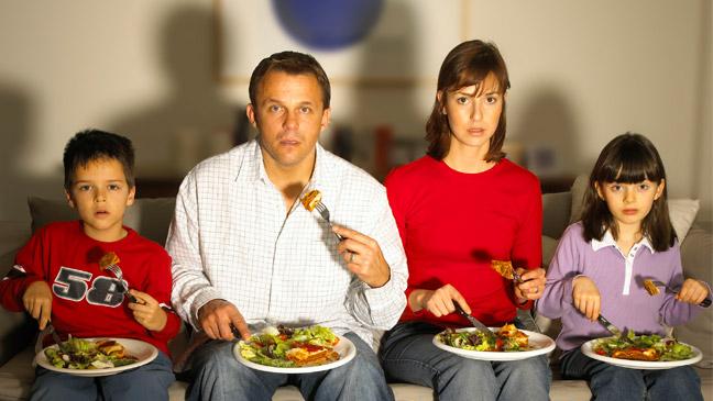 você come habitualmente enquanto assiste TV ou celular?